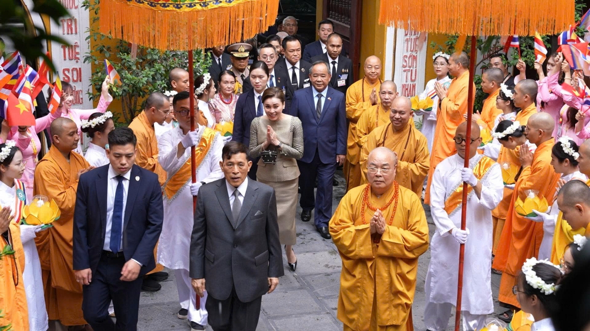 Đông đảo cao tăng, chư tôn đức đại diện Giáo hội Phật giáo VN long trọng đón đoàn - Ảnh: Văn phòng TW Giáo hội Phật giáo VN.