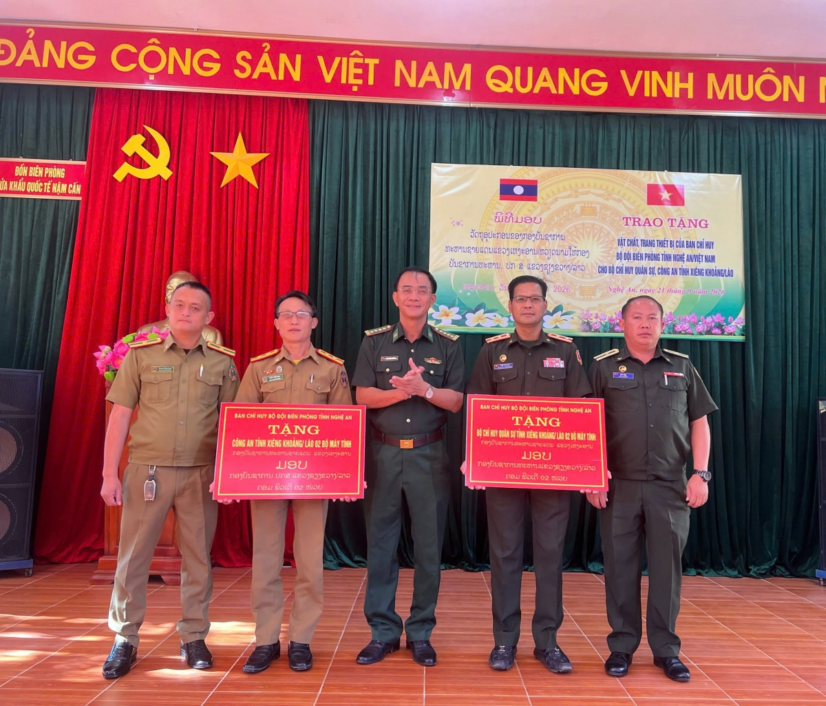 Đại tá Hồ Quyết Thắng, Phó Chỉ huy trưởng kiêm Tham mưu trưởng BĐBP tỉnh trao 4 bộ máy tính tặng lực lượng vũ trang tỉnh Xiêng Khoảng - Ảnh: Hải Thượng.