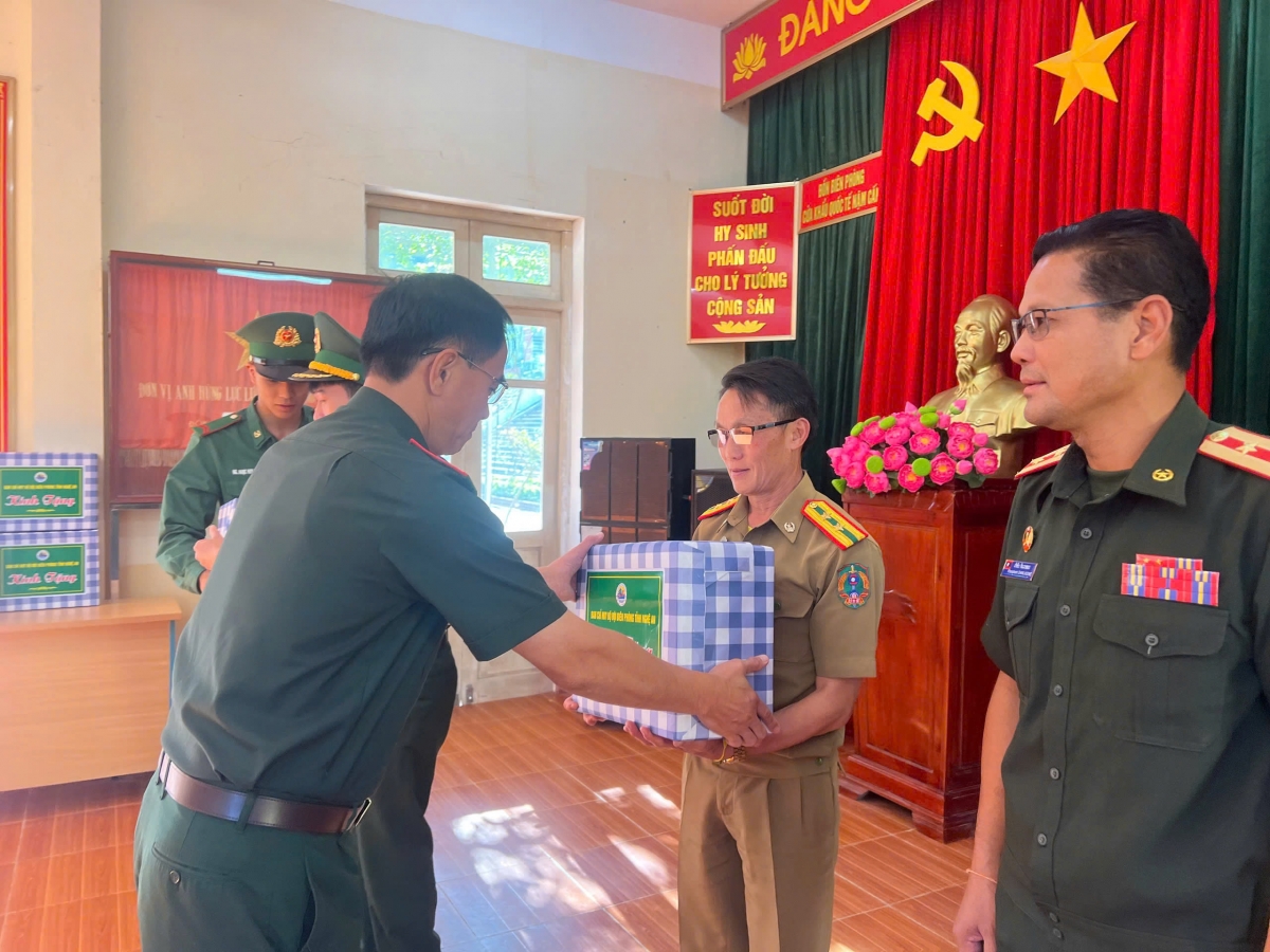 Đại tá Hồ Quyết Thắng, Phó Chỉ huy trưởng kiêm Tham mưu trưởng BĐBP tỉnh trao 4 thùng quà tặng lực lượng vũ trang tỉnh Xiêng Khoảng - Ảnh: Hải Thượng.
