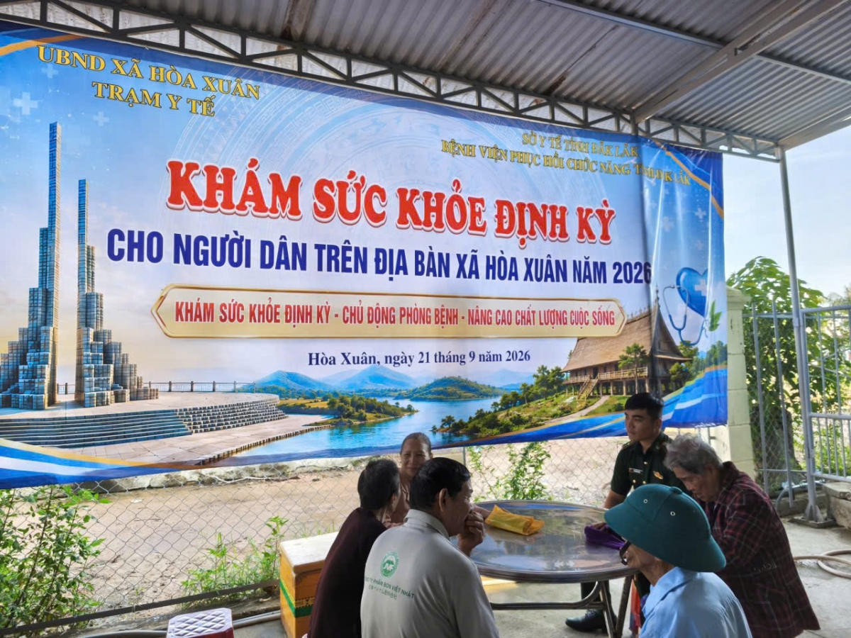 BĐBP cùng với cấp ủy, chính quyền xã Hòa Xuân khám sức khỏe định kỳ cho
gần 800 người dân khu vực biên giới biển (Ảnh: Lý Huỳnh)