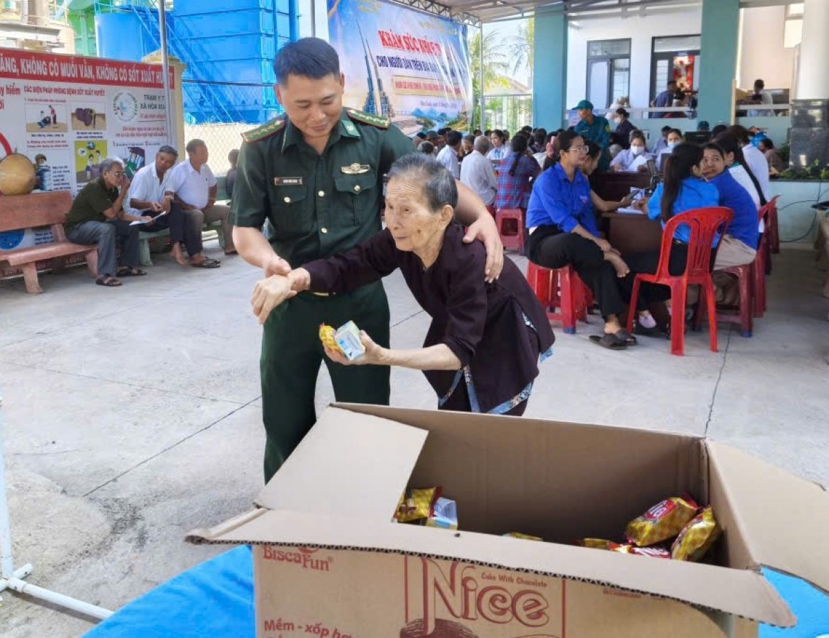 CBCS biên phòng tận tình giúp đỡ người cao tuổi vào khám sức khỏe (Ảnh: Lý Huỳnh)