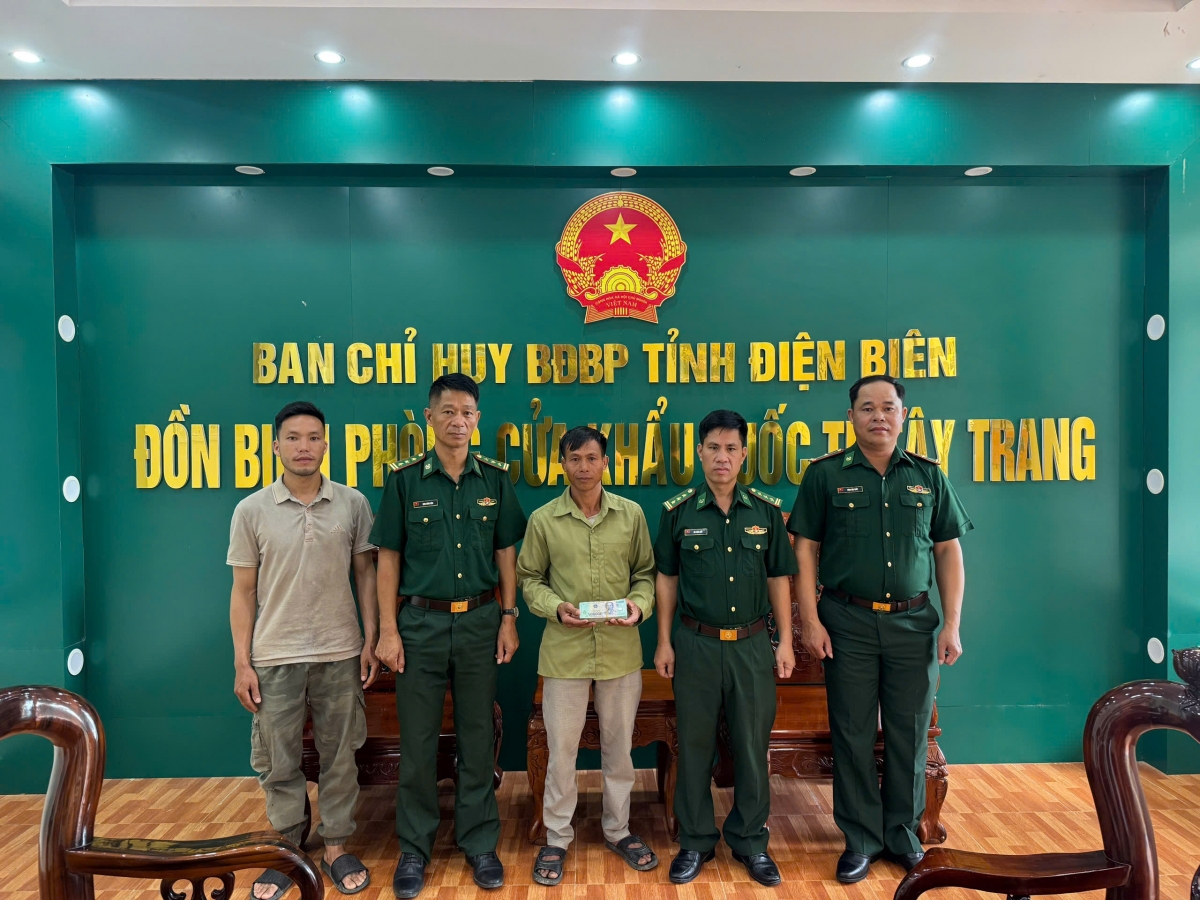 Sáng 29/9, đồng chí Thiết đã làm thủ tục bàn giao 85 triệu đồng cho người đánh rơi có hộ khẩu thường trú tại xã Núa Ngam, tỉnh Điện Biên, dưới sự chứng kiến của BCH Đồn BP Cửa khẩu Quốc tế Tây Trang (Ảnh: Tuấn Vũ)