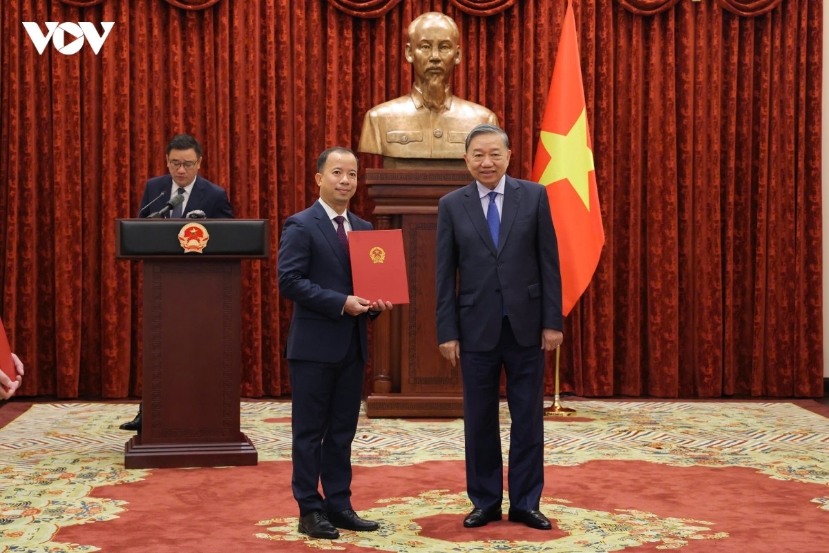 Tổng Bí thư, Chủ tịch nước Tô Lâm trao Quyết định cho Đại sứ Nguyễn Văn Hiệu