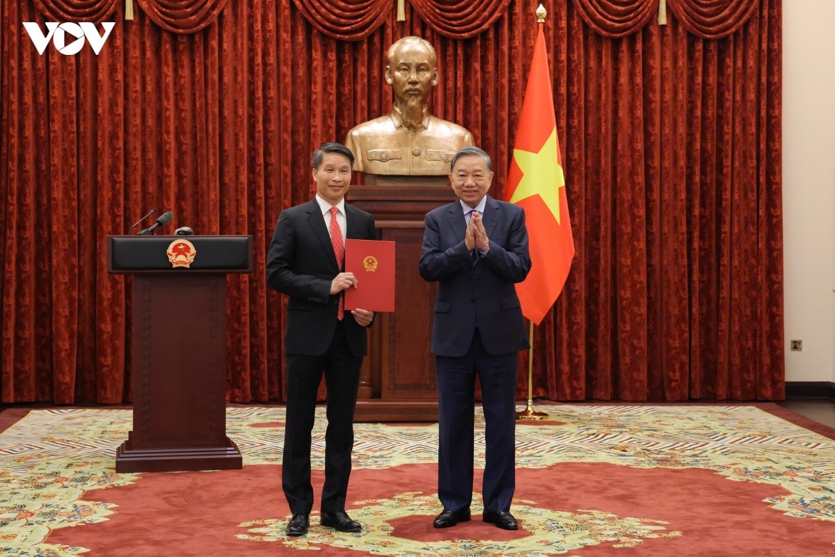 Tổng Bí thư, Chủ tịch nước Tô Lâm trao Quyết định cho Đại sứ Phạm Bình Đàm