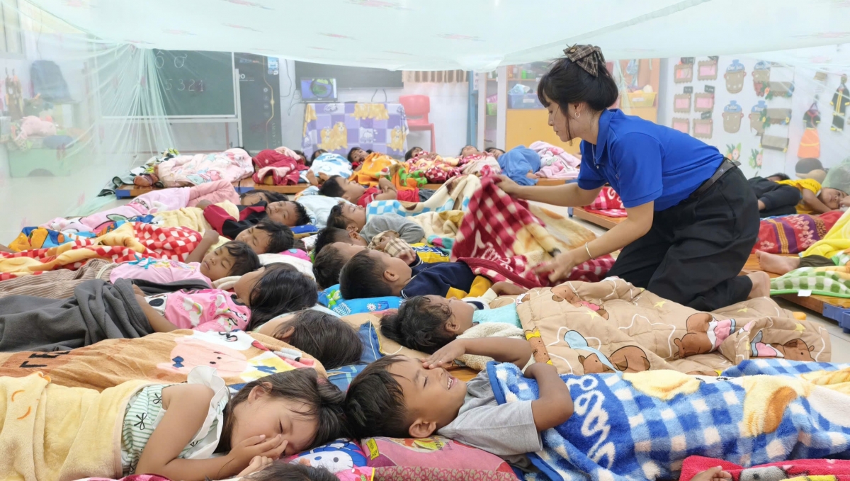 Cô giáo Trường mẫu giáo Gia Bắc, xã Sơn Điền chăm sóc giấc ngủ cho học sinh bán trú.(Ảnh: Nguyễn Khoa Điềm/VOV Tây Nguyên)