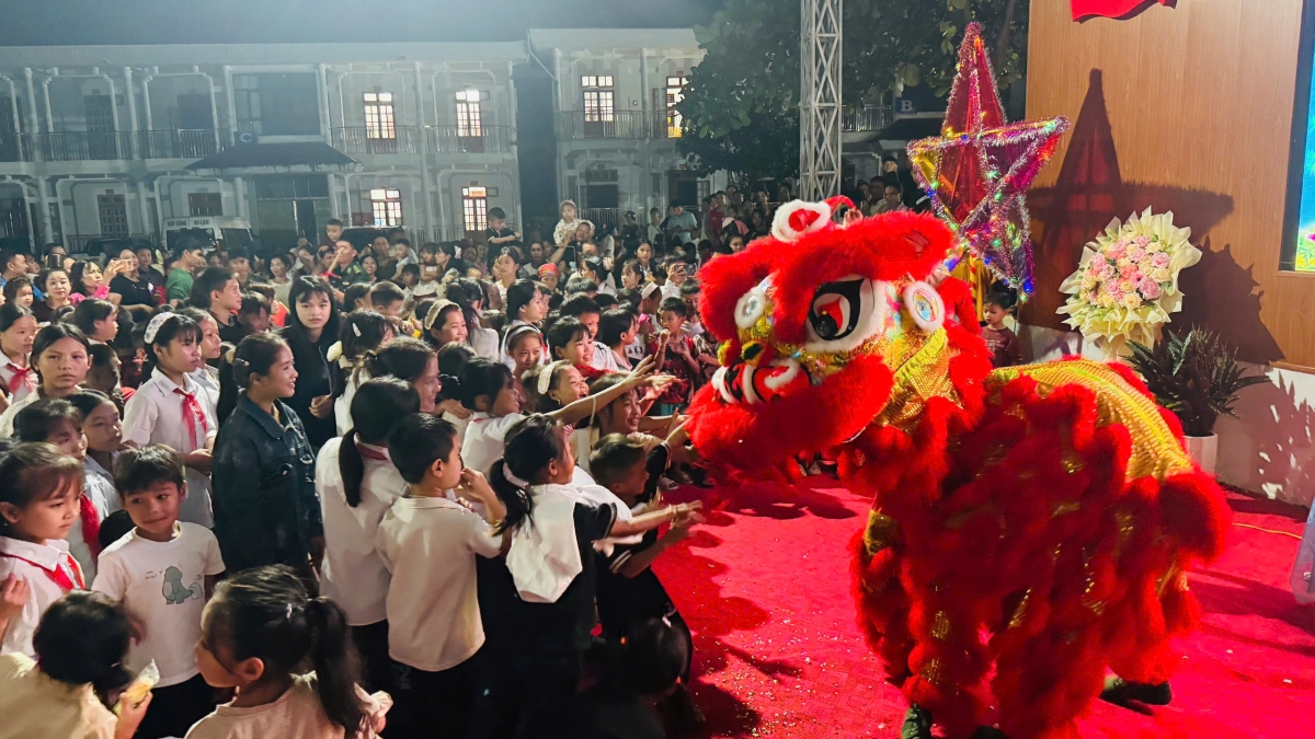 Màn múa lân của Bộ đội Biên phòng Sơn La tại vùng biên giới Mường Cai, xã Chiềng Khoong, Sơn La (Ảnh: Lê Hạnh/ VOV Tây Bắc)