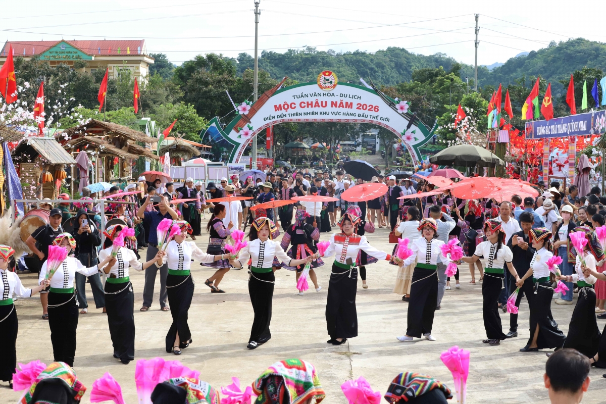 Cao nguyên Mộc Châu rực rỡ bởi những bộ váy áo truyền thống của đồng bào các dân tộc trong Tết Độc lập. Ảnh: Trấn Long