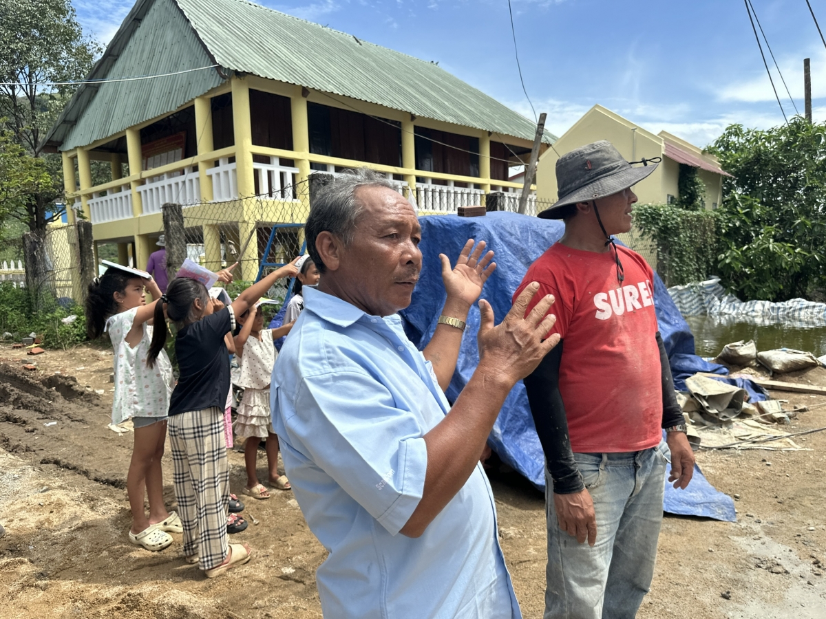 Niềm vui của ông Nguyễn Văn Lan (áo xanh) khi ngôi nhà phòng tránh lũ cộng đồng thôn 1, xã Xuân Lãnh được hoàn thành trên phần đất 300m2 gia đình ông hiến tặng. (Ảnh: CTV Lê Biết)