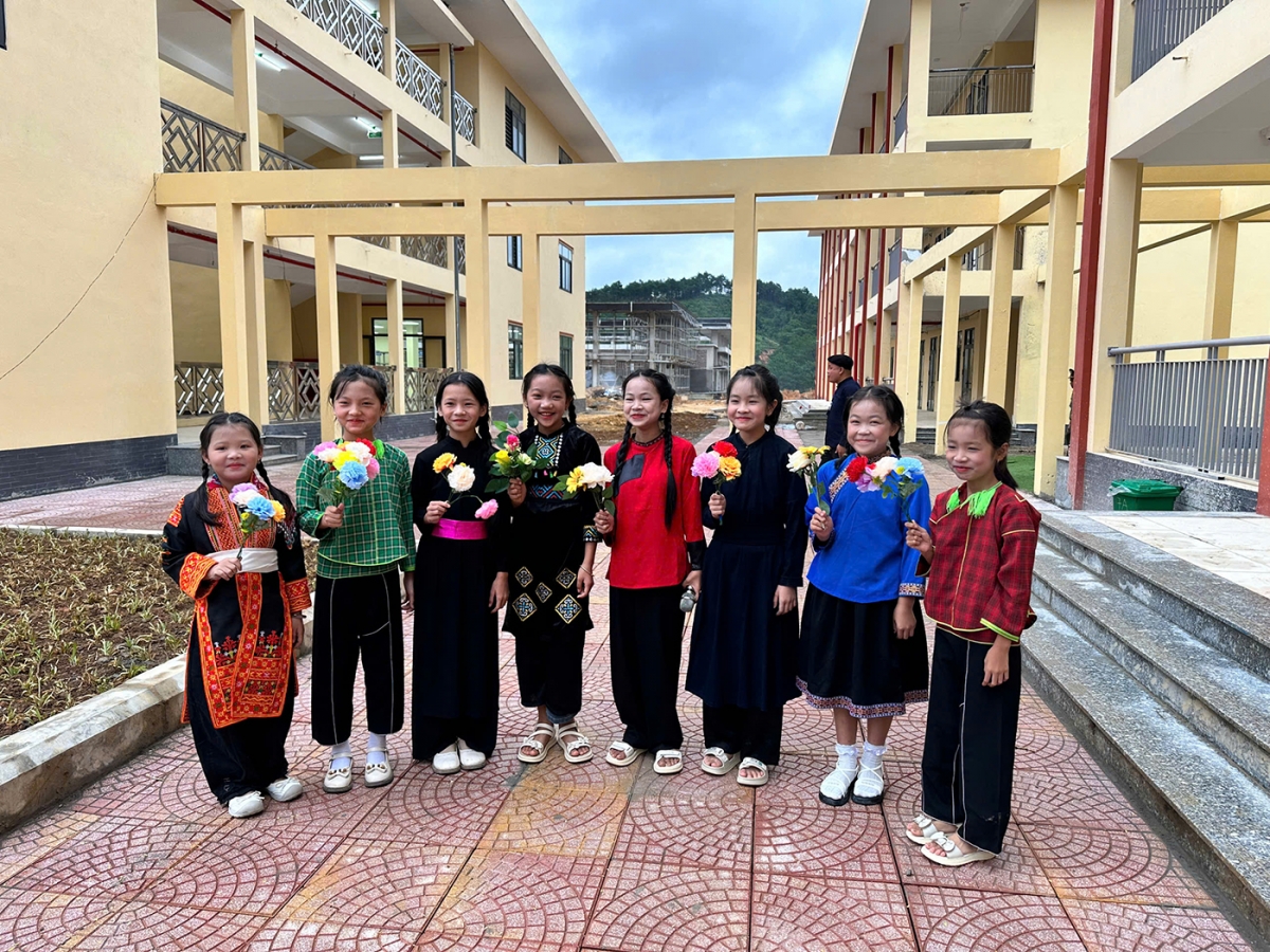 Trong những bộ trang phục truyền thống của người dân tộc Tày, Nùng, Dao,... các em nhỏ háo hức bước vào ngôi trường mới. Ảnh: Nguyễn Hoàng Duy Thái - VOV/Đông Bắc