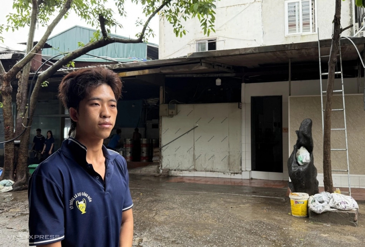 Vàng Mí Lử cùng một số nhân viên tại quán bia tham gia hỗ trợ nạn nhân thoát khỏi đám cháy - Ảnh: Huy Mạnh.