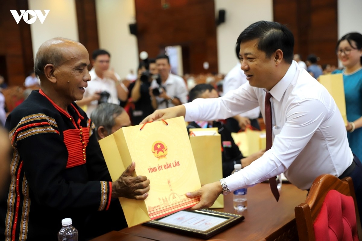 Bí thư Tỉnh ủy Đắk Lắk Lương Nguyễn Minh Triết tặng quà cho già làng, trưởng thôn, người có uy tín