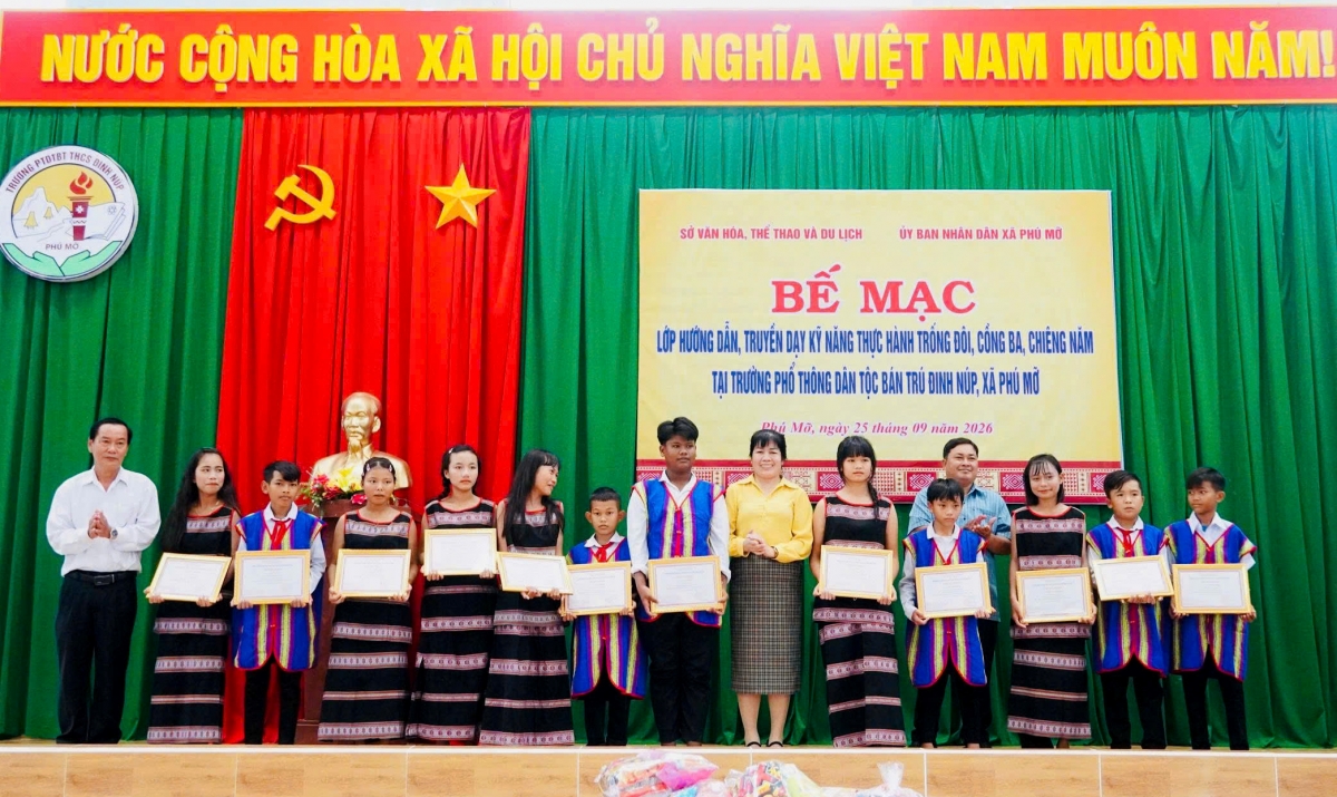 Ban tổ chức trao hứng nhận hoàn thành lớp học cho các học viên. Ảnh: Lê Biết/VOV Tây Nguyên