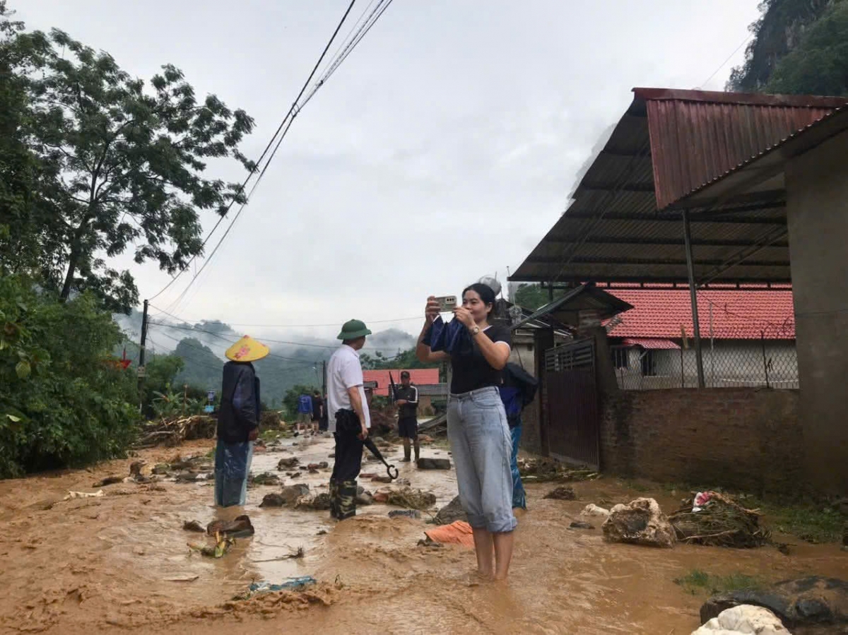 Chị Đinh Ngọc Diệp, cán bộ Trung tâm Dịch vụ tổng hợp xã Cẩm Giàng, tác nghiệp về công tác phòng, chống thiên tai tại địa phương. Ảnh: Công Luận