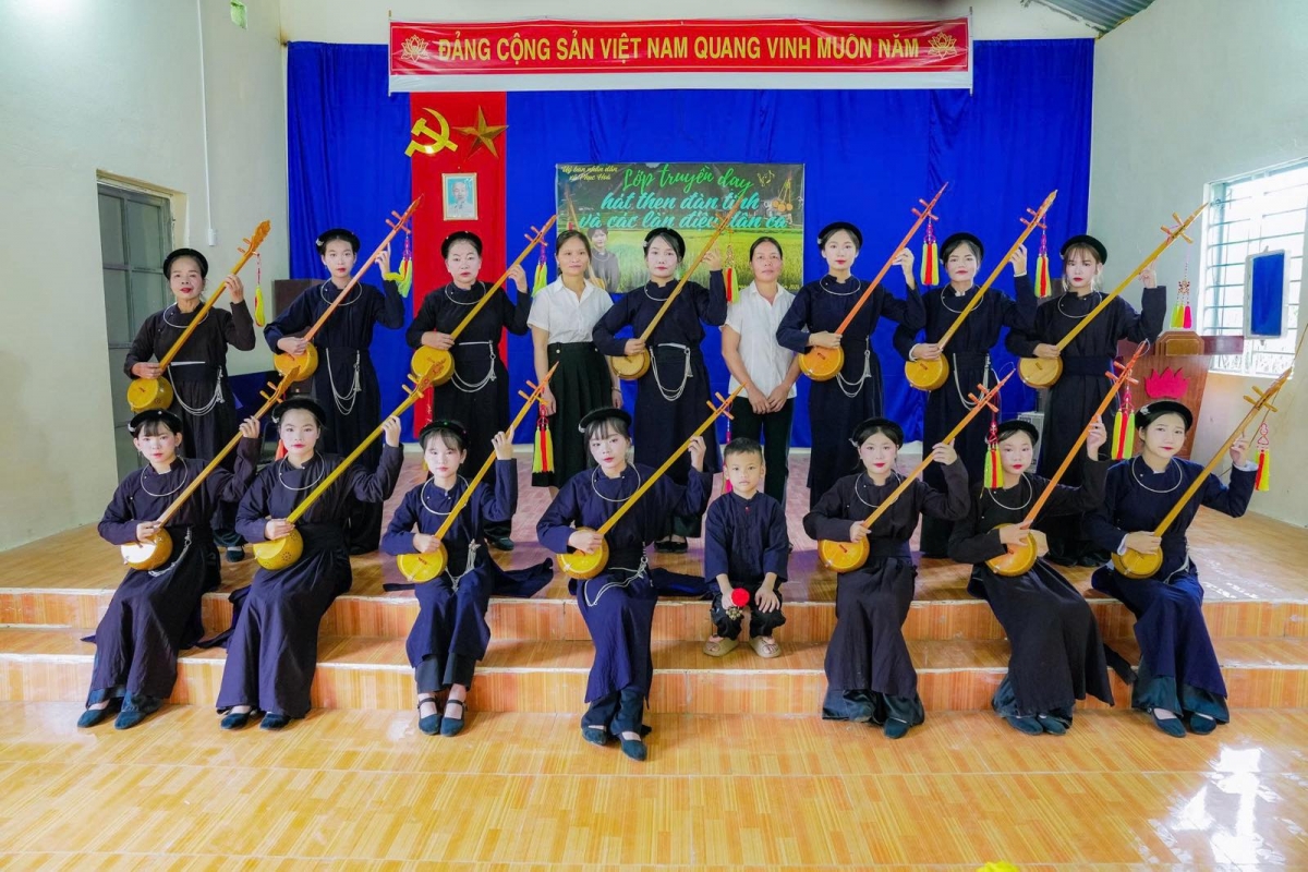 Từ một xóm trước đây rất ít người biết đàn Tính, hát Then, đến nay, Nà Quang đã có đội văn nghệ của xóm. Những tiết mục đàn Tính, hát Then được biểu diễn trong các ngày hội, ngày lễ và có dịp giao lưu với các xóm lân cận. (Ảnh: Nông Diệp, Mỹ Duyên/VOV Đông Bắc)