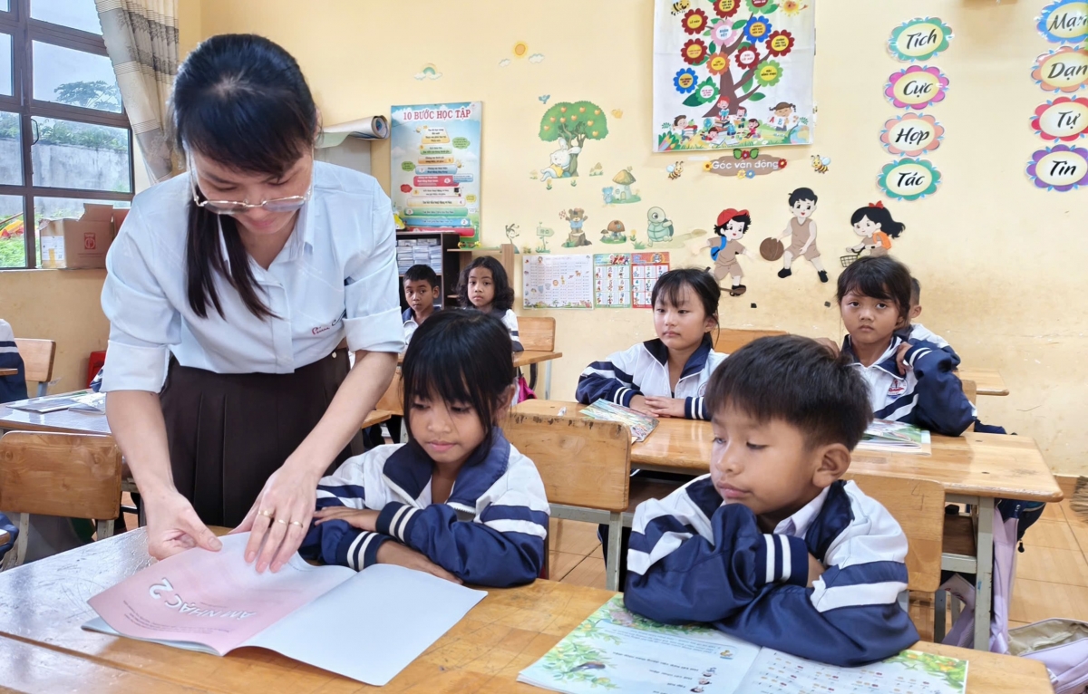Giáo viên trường Tiểu học- THCS Gia Bắc tận tâm với các em học sinh. (Ảnh: Nguyễn Khoa Điềm/VOV Tây Nguyên)