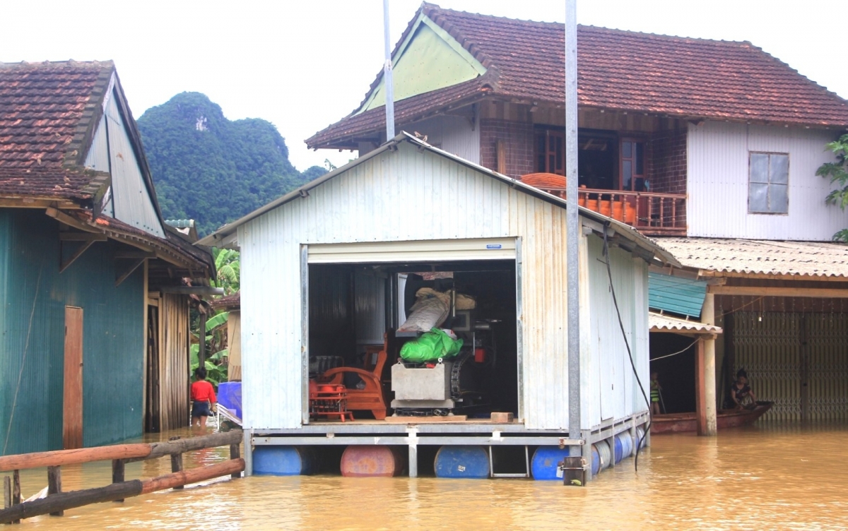 Người dân Tân Hóa đưa tài sản lên nhà phao tránh lũ ( Ảnh: Thanh Hiếu/VOV Miền Trung)