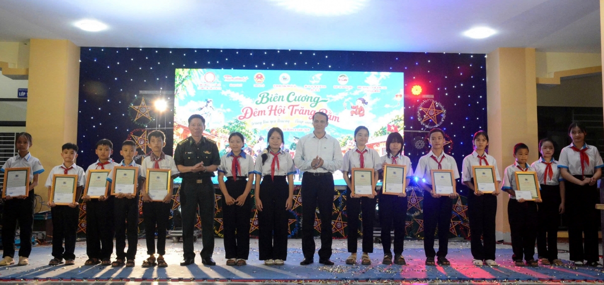 Các em học sinh được nhận quà, học bổng từ chương trình.  (Ảnh: Quỳnh Anh)