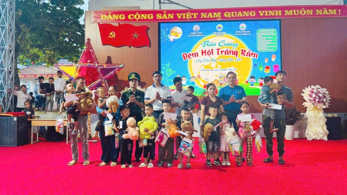                    Những món quà ý nghĩa cùng học bổng được tặng các em học sinh nghèo vượt khó                                 ( Ảnh: Lê Hạnh/VOV Tây Bắc)