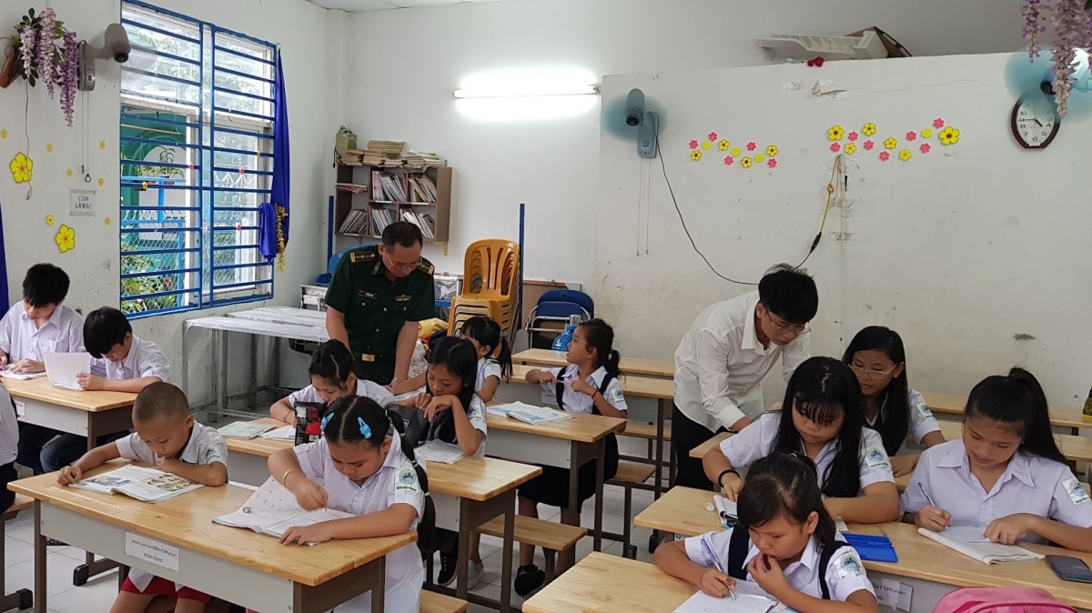 Lớp học ở vùng biên Tây Ninh có sự hỗ trợ tăng cường của Bộ đội biên phòng (Ảnh: Nguyễn Quang)