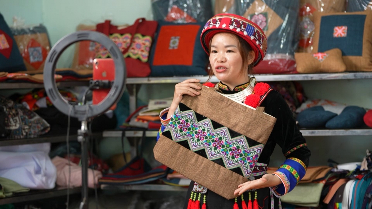Các hợp tác xã vùng cao đã mạnh dạn bán hàng qua các nền tảng số (Ảnh: Công Luận-Hoàng Tú/VOV Đông Bắc)