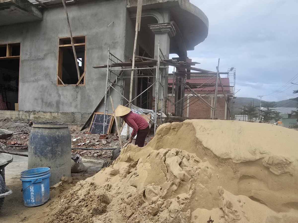 Nhiều căn nhà cơ bản đã xong phần thô và chuẩn bị hoàn thành. (Ảnh: Hoàng Qui/VOV Tây Nguyên)