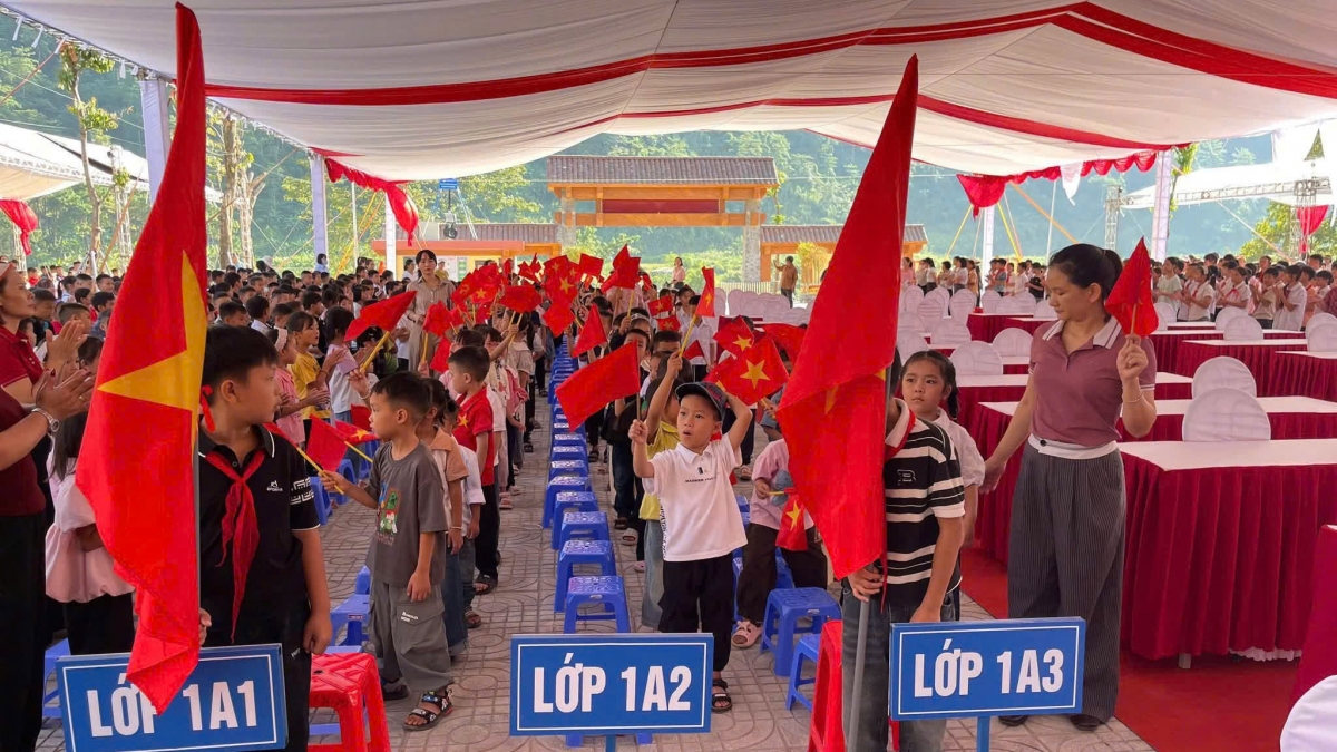 Giáo viên và học sinh Trường phổ thông nội trú Tiểu học và THCS Thanh Thủy tập Tổng duyệt cho lễ Khai giảng. Ảnh: Nhà trường cung cấp.