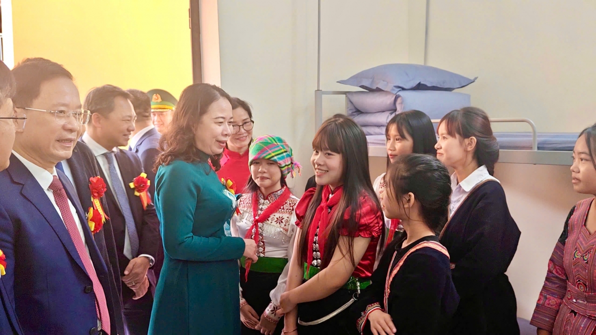 Bí thư Trung ương Đảng, Phó Chủ tịch nước Võ Thị Ánh Xuân thăm hỏi các em học sinh.
Ảnh: Thu Thùy, Trấn Long/VOV Tây Bắc