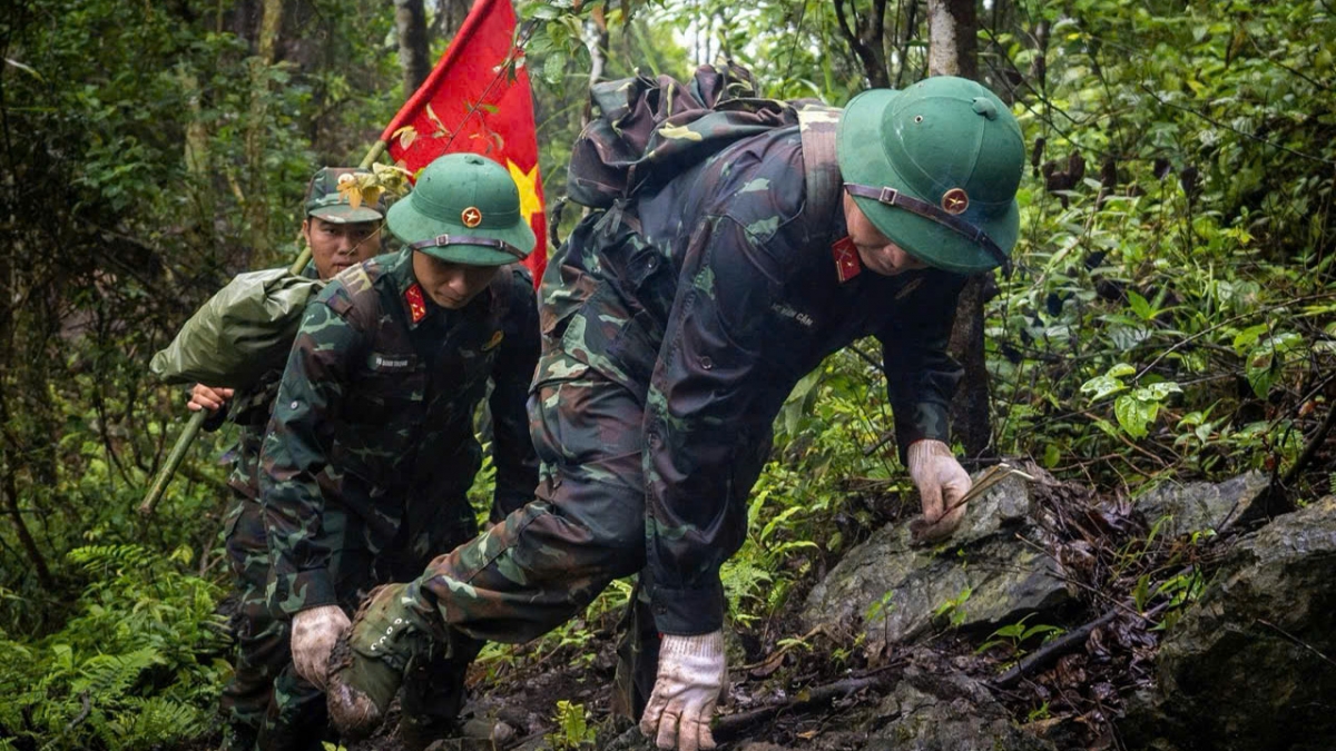 Cán bộ, chiến sĩ vượt địa hình hiểm trở, tiếp cận các vị trí tìm kiếm hài cốt liệt sĩ trên những điểm cao. Ảnh: Đội tìm kiếm, quy tập hài cốt liệt sĩ, BCHQS tỉnh Tuyên Quang.