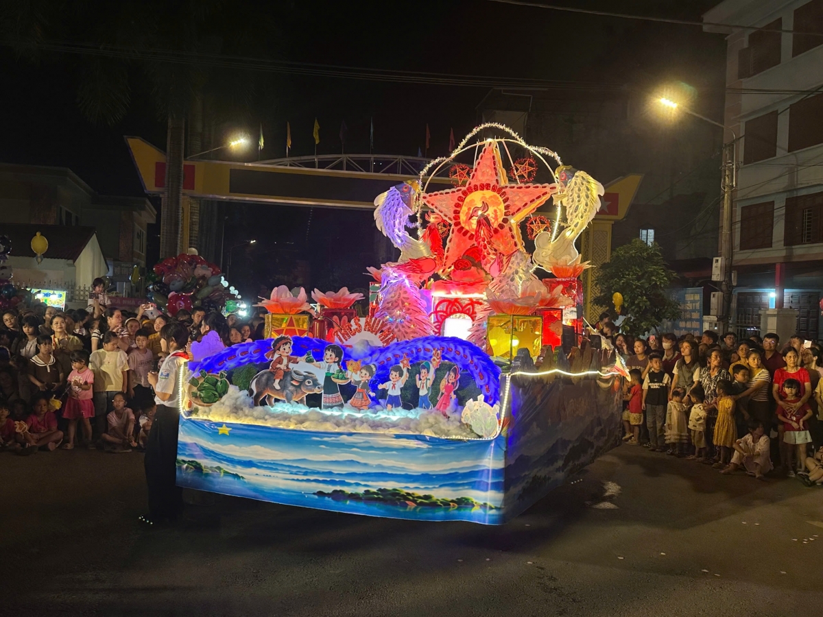 Trong ánh sáng lung linh của đèn Trung thu, những mô hình được thiết kế công phu, mang nhiều hình dáng, màu sắc đã tạo nên một không gian lễ hội rực rỡ...Ảnh: Lan Anh