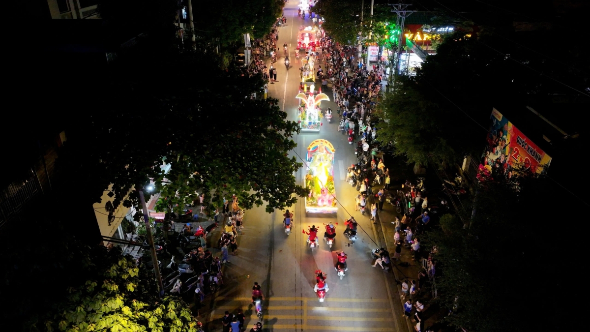 Với sự chung tay của cả cộng đồng, Tết Trung thu ở Phù Yên đã trở thành ngày hội ý nghĩa, không chỉ mang đến cho các em nhỏ một mùa trăng trọn vẹn niềm vui, mà còn góp phần quảng bá hình ảnh về vùng đất, con người Phù Yên đậm đà bản sắc dân tộc đến đông đảo du khách gần xa.Ảnh: Lan Anh