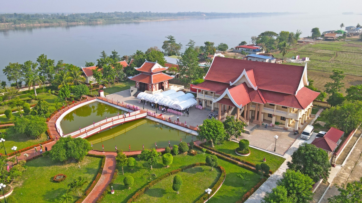 Nằm nép mình yên bình bên dòng sông Mê Công hùng vĩ, làng kiều bào cổ Xiêng Vang vẫn giữ gìn vẹn nguyên nếp sống và bản sắc văn hóa Việt Nam giữa lòng đất nước bạn Lào. Ảnh: Trần Tuấn