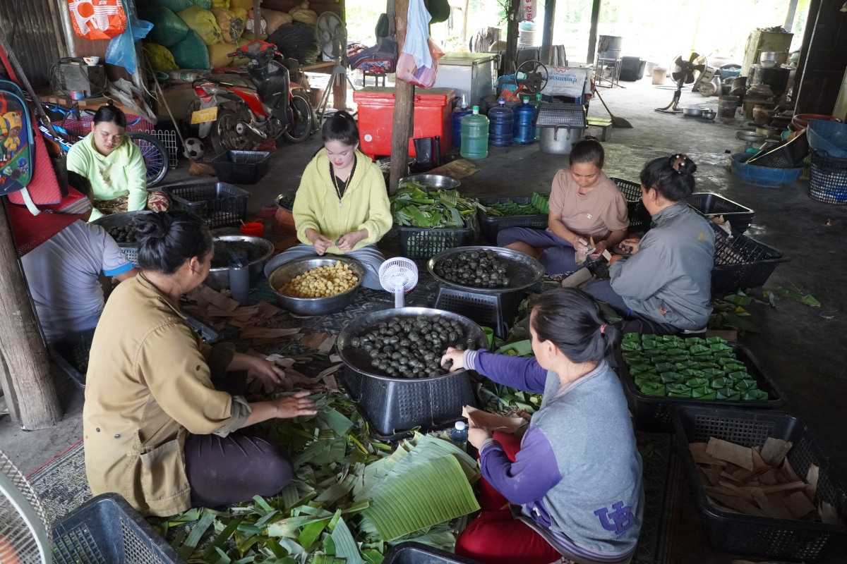 Trong số 5 hộ gia đình còn giữ được nghề bánh gai truyền thống tại làng Xiêng Vang, gia đình anh Nguyễn Văn Thú và chị Lê Thị Tịa là lò bánh lâu đời và quy mô nhất với 4 đời nối nghiệp. Ảnh: Trần Tuấn