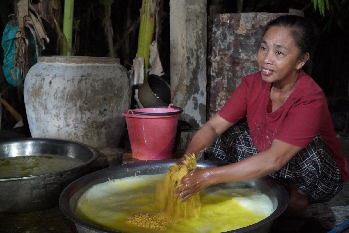 Chị Lê Thị Tịa có cha là người Lào, mẹ người Việt – được truyền dạy nghề từ nhỏ. Dù lập gia đình ra ở riêng hơn 20 năm, nhưng chị vẫn chuyên tâm gắn bó với chiếc bánh gai mộc mạc. Ảnh: Trần Tuấn