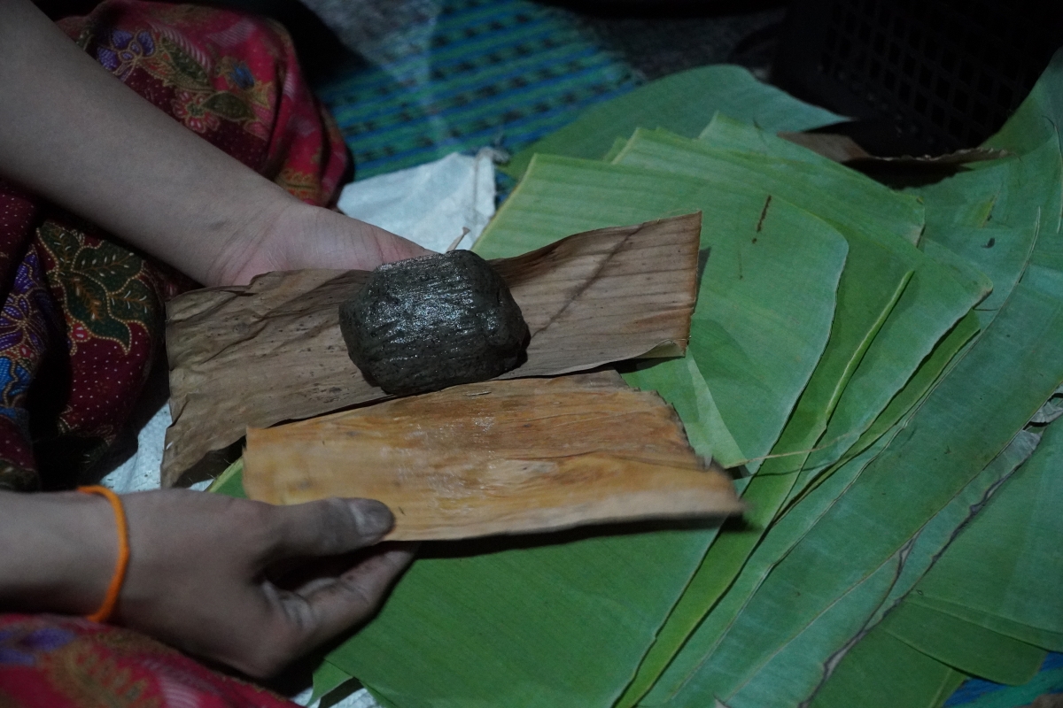 Để có được lớp vỏ bánh đạt độ dẻo mịn hoàn hảo, lá gai phải được rửa thật kỹ, chưng chín rồi vắt cho kiệt nước. Gia đình anh Thú và chị Tịa vẫn giữ cách gói cổ truyền độc đáo của người Việt là ở trong lót một lớp lá chuối khô tiếp xúc trực tiếp với vỏ bánh, bên ngoài bọc nhiều lớp lá tươi, khi gói phải thật khéo léo để nhân luôn được kín thì bánh mới chín đều và không bị thiu. Ảnh: Trần Tuấn