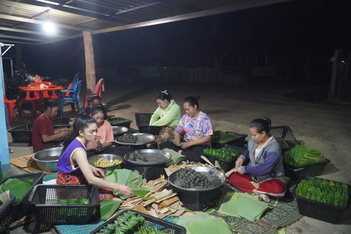 Để kịp giao bánh vào sáng sớm, quy trình sản xuất được chia làm hai ca khép kín. Từ 14 giờ đến 16 giờ chiều sẽ gói trước một nửa, và ca thứ hai bắt đầu từ 12 giờ đêm khi cả làng Xiêng Vang đã chìm sâu vào giấc ngủ.
Ảnh: Trần Tuấn