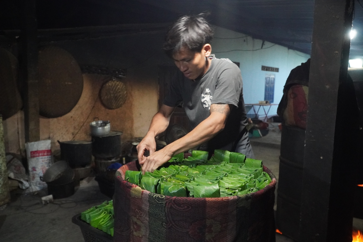 Mẻ bánh cuối cùng được xếp vào nồi luộc trên bếp củi cũng là lúc 2h sáng. Ảnh: Trần Tuấn
