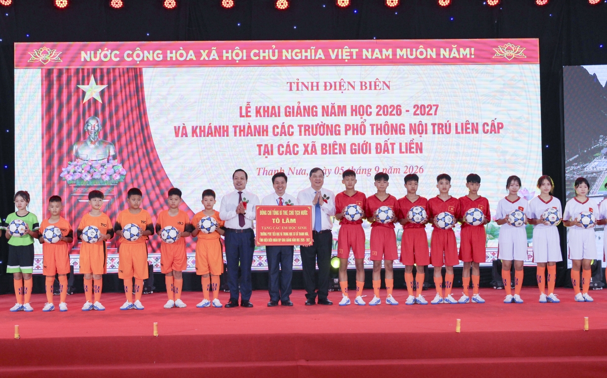 Ủy viên Bộ Chính trị, Phó Thủ tướng Thường trực Chính phủ Phạm Gia Túc tặng quà cho học sinh Trường Phổ thông nội trú liên cấp Tiểu học và THCS xã Thanh Nưa nhân dịp khai giảng năm học mới.
Ảnh: Vũ Lợi/VOV Tây Bắc