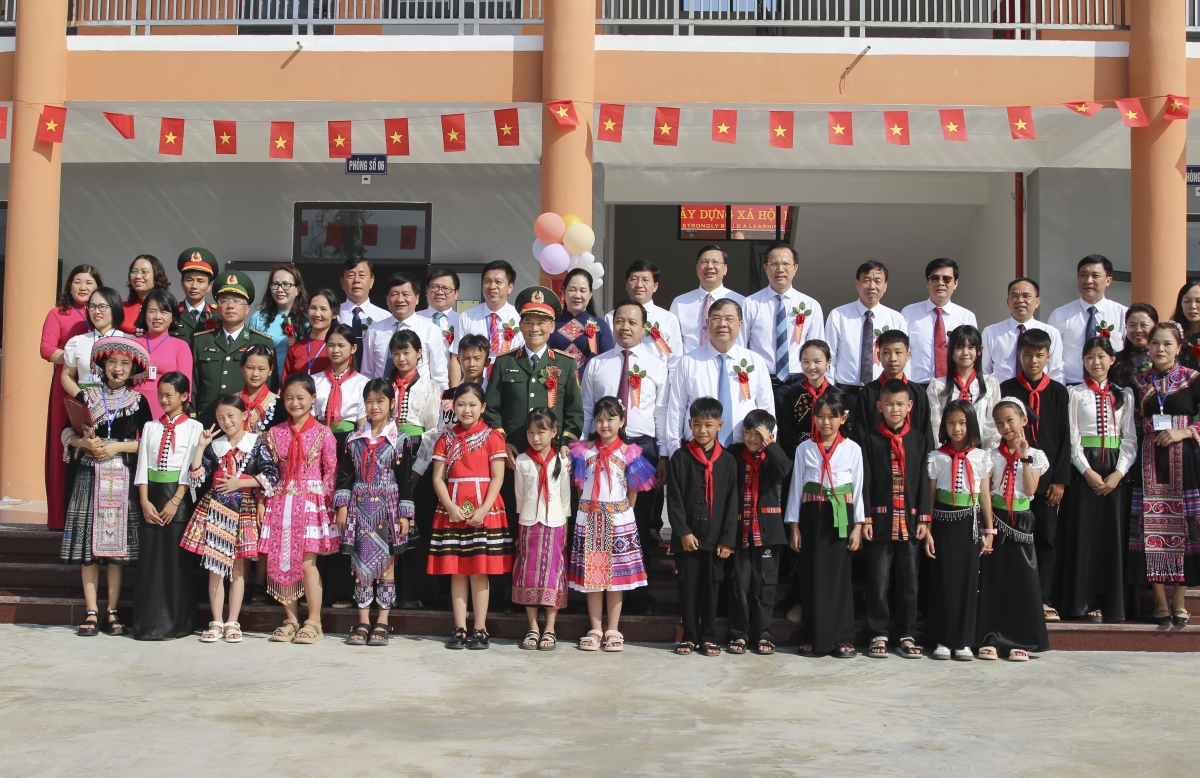 Ủy viên Bộ Chính trị, Phó Thủ tướng Thường trực Chính phủ Phạm Gia Túc tham quan nơi ở nội trú của Trường Phổ thông nội trú liên cấp Tiểu học và THCS xã Thanh Nưa. 
Ảnh: Vũ Lợi/VOV Tây Bắc