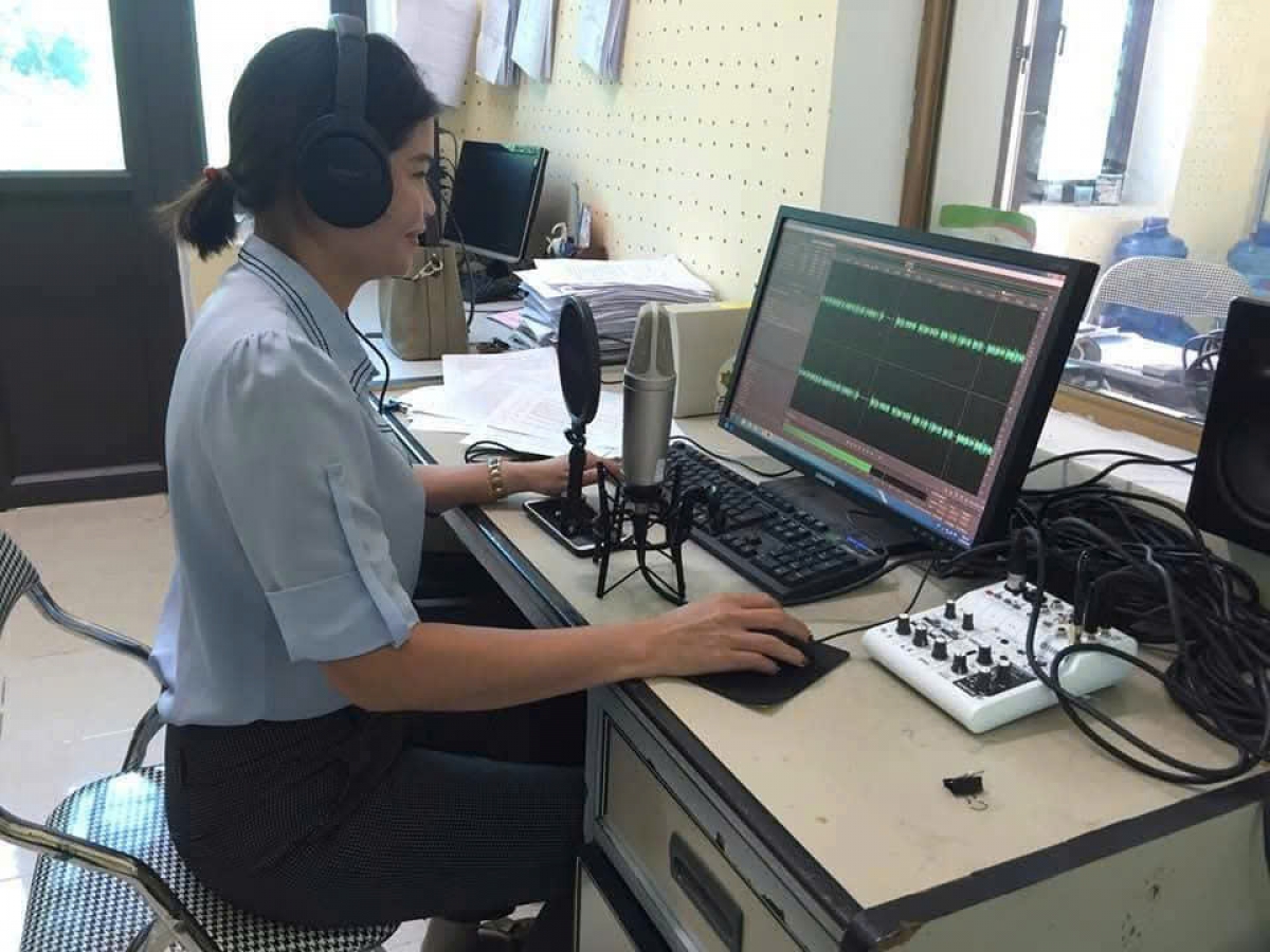 Ngoài trực tiếp tác nghiệp tại hiện trường, chị Diệp còn đảm nhận nhiều phần việc từ biên tập nội dung, phát thanh đến vận hành kỹ thuật, để những thông tin thiết thực kịp thời đến với người dân.   Ảnh: Công Luận
