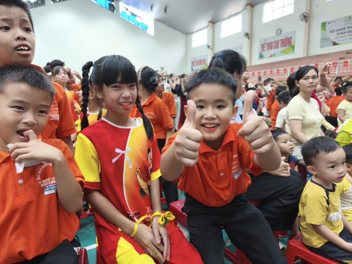 Ánh mắt trong trẻo và niềm vui sướng ngây thơ của các bạn nhỏ khi theo dõi các tiết mục trên sân khấu (Ảnh: Nam Trang/VOV Tây Nguyên)