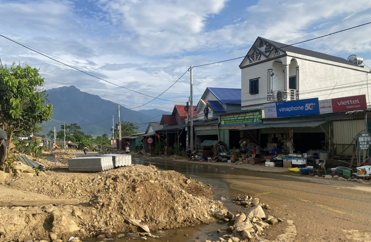 Tuy nhiên, đến nay mới có khoảng 20 hộ dân chấp thuận phương án di chuyển; khó khăn nhất là các hộ dân buôn bán có nhà kiên cố trên trục đường Quốc lộ 32 (Ảnh: Khắc Kiên/VOV Tây Bắc)