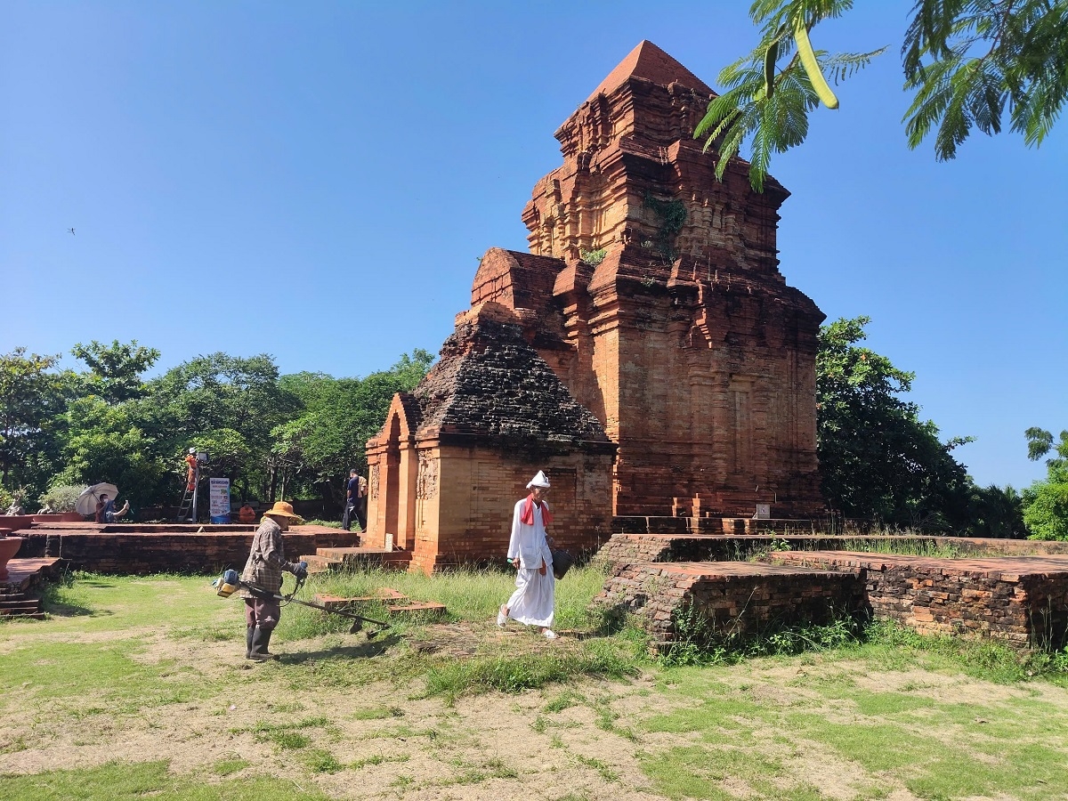 Phát quang bụi rậm xung quanh đền tháp Pô Sah Inư (Ảnh: Đoàn Sĩ)