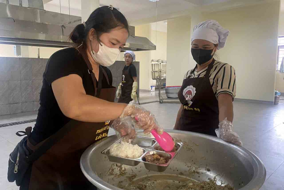 Khẩu phần ăn của học sinh được chia khay (Ảnh: Khắc Kiên)