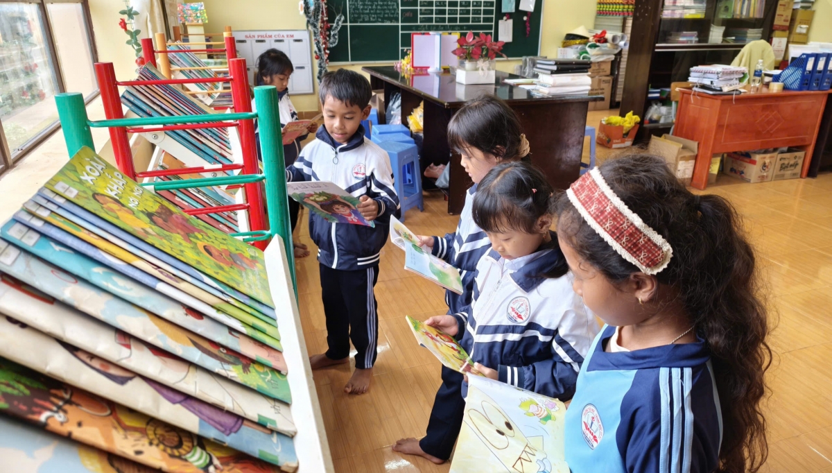 Các em học sinh đọc sách ở thư viện nhà trường trong giờ ra chơi. (Ảnh: Nguyễn Khoa Điềm/VOV Tây Nguyên)