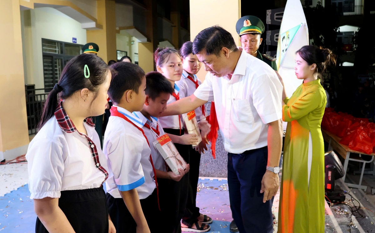 Bí thư Tỉnh ủy Đắk Lắk Lương Nguyễn Minh Triết trao học bổng tặng học sinh vượt khó.  (Ảnh: Quỳnh Anh)