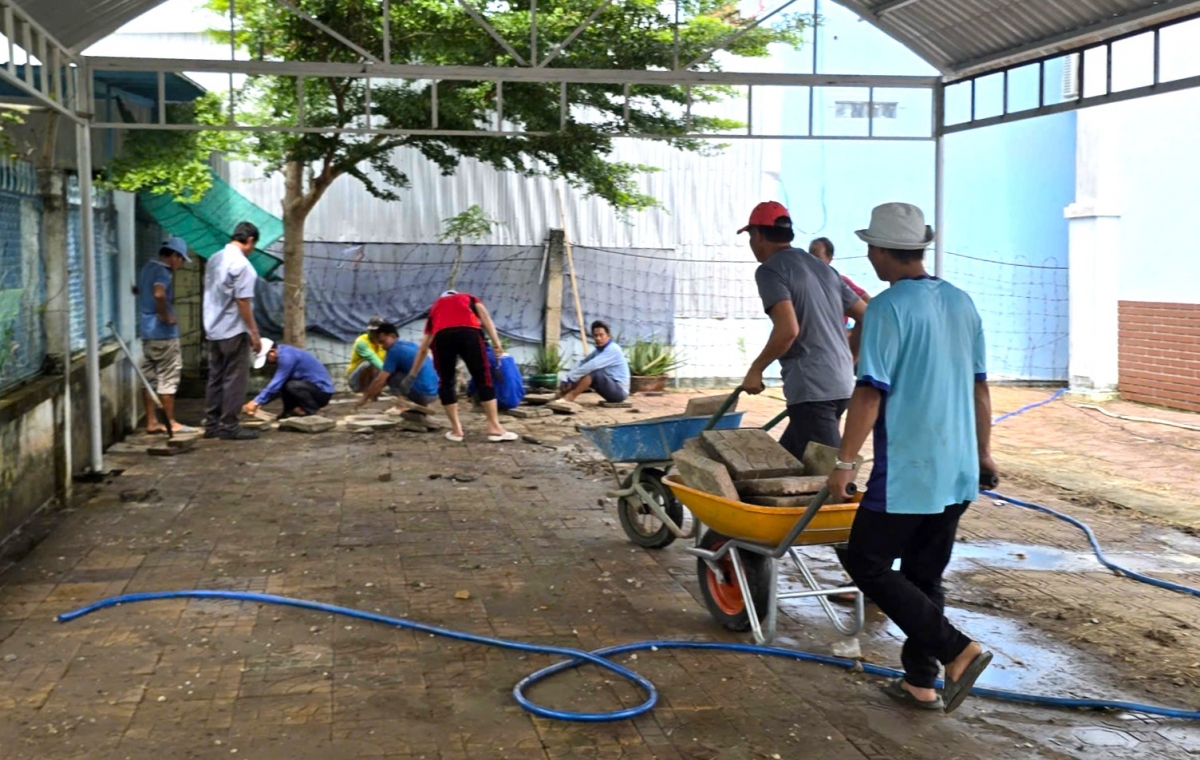 Những thầy giáo vốn quen cầm phấn nay vào vai thợ hồ để làm đẹp mái trường