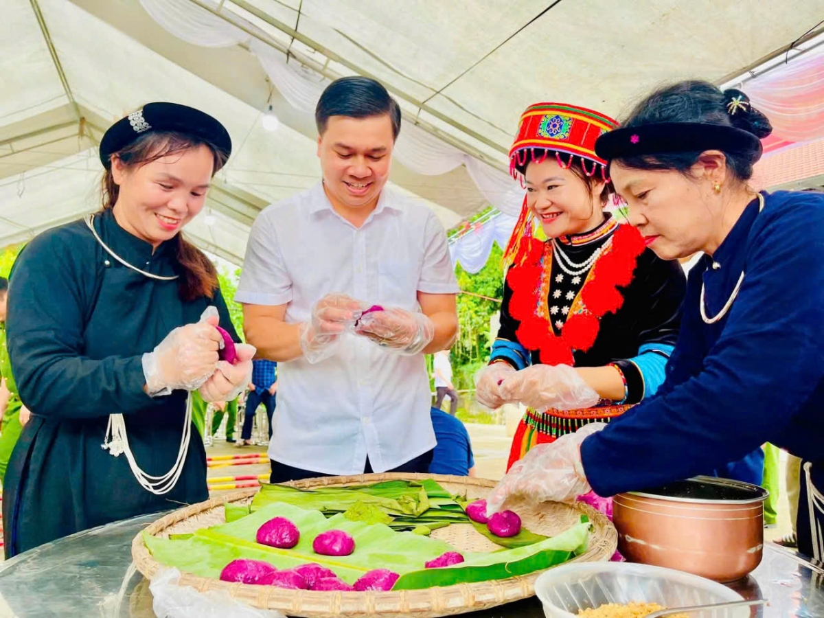 Ông Triệu Tiến Trình, Bí thư Đảng ủy xã Chợ Mới, cùng người dân Khuân Bang làm bánh truyền thống. (Ảnh: Công Luận, Hoàng Tú)