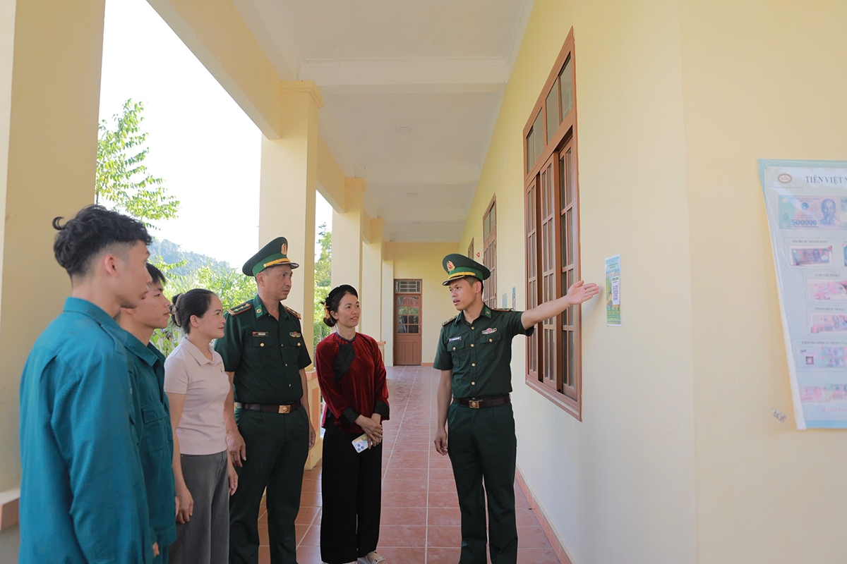 Hòm thư số không thay thế công tác tuần tra, nắm địa bàn hay việc tiếp nhận tin báo trực tiếp. Giá trị của mỗi mã QR phụ thuộc vào việc người dân biết sử dụng, tin tưởng vào cơ chế bảo mật và từng thông tin gửi đến được kiểm tra, phản hồi, xử lý kịp thời (Ảnh: Nguyễn Hoàng Duy Thái/VOV Đông Bắc)