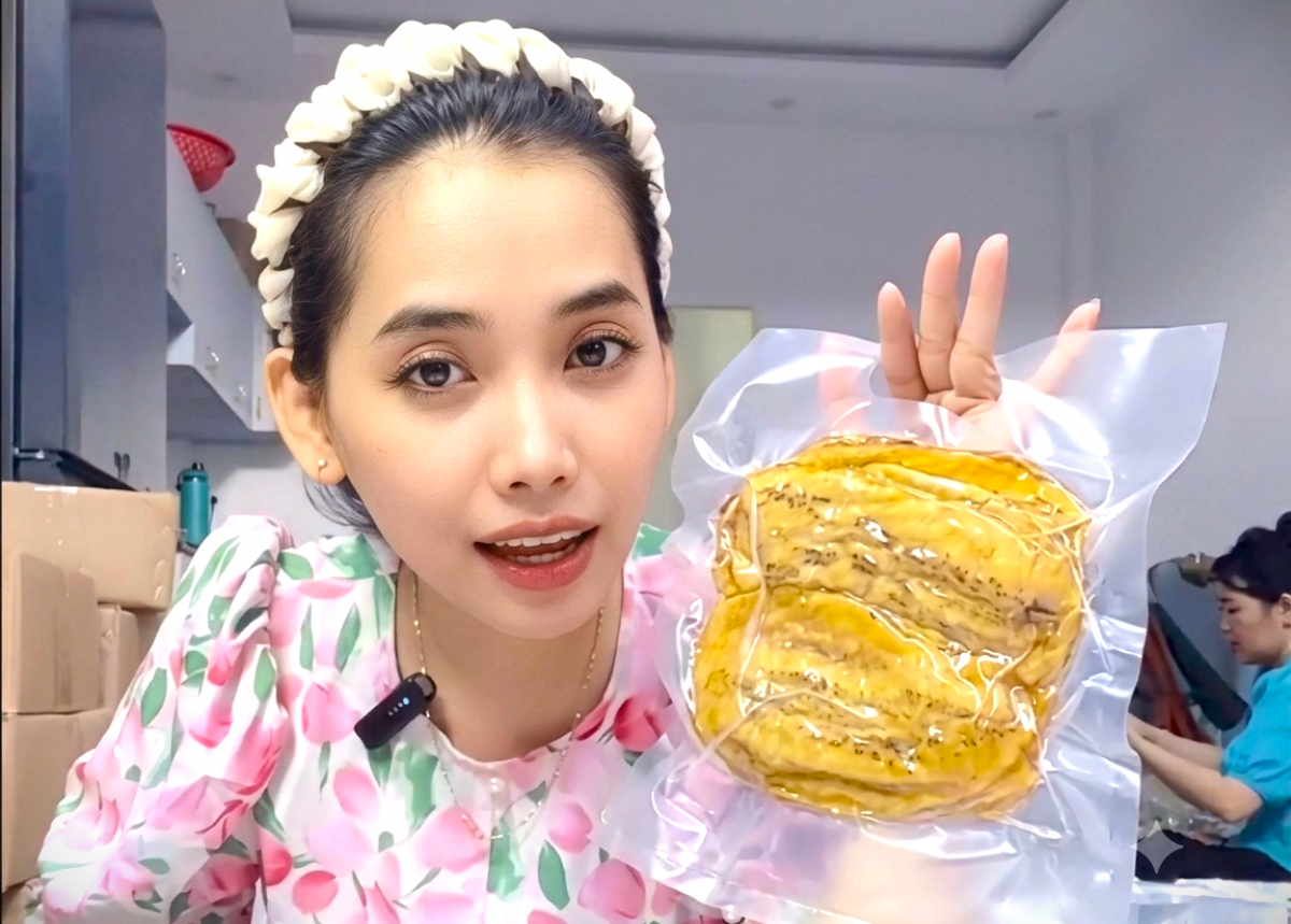 Hàng ngày chị Yến Như vẫn đang bán hàng trên các sàn thương mại điện tử và giới thiệu các sản phẩm của HTX trên nền tảng số.