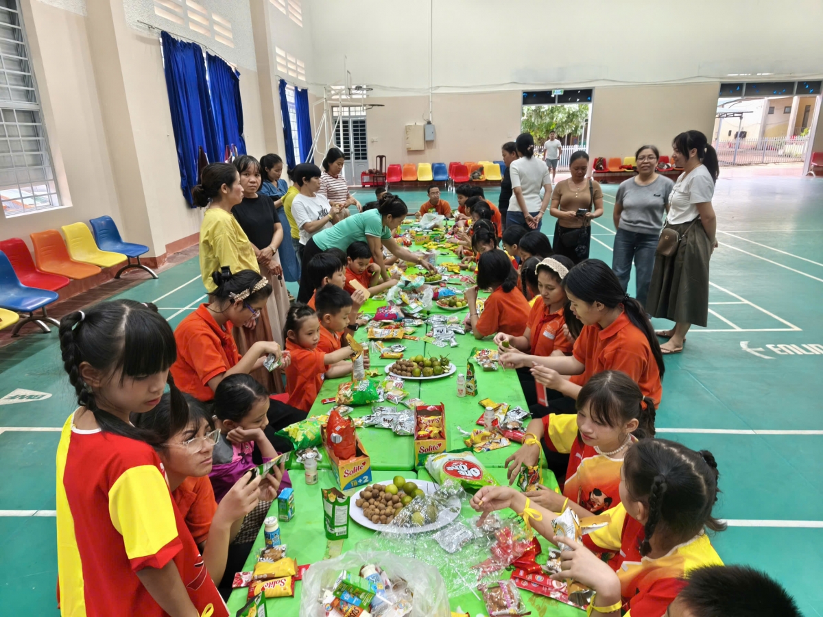 Không khí ấm áp, vui tươi của các em nhỏ trong giờ phút phá cỗ Trung thu. (Ảnh: Nam Trang/VOV Tây Nguyên)